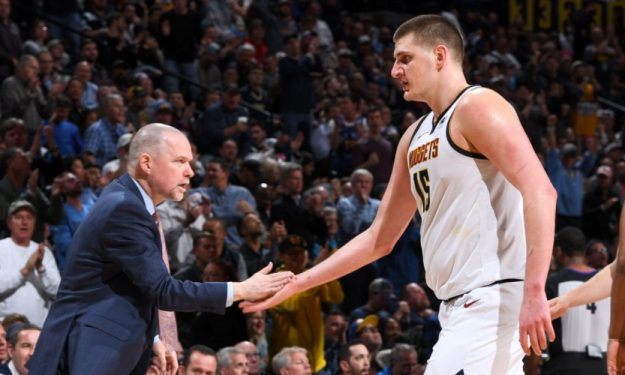 梅西将领取美职联MVP奖杯，梅西杯U16国际赛同步揭幕（梅西捧起美职联MVP，梅西杯U16国际赛同日启幕）