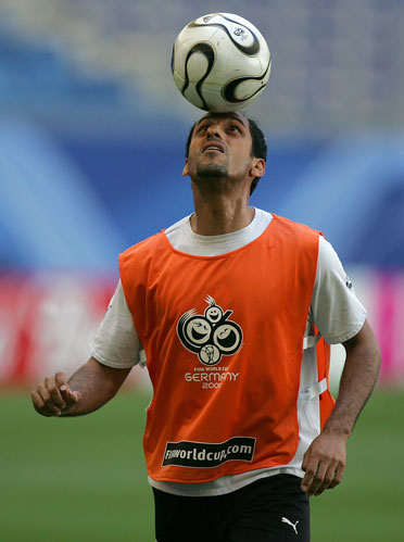 柔佛魔鬼主场绞杀残阵海港 中超冠军恐提前出局（柔佛主场强势压制残阵海港，中超冠军或提前遭淘汰）